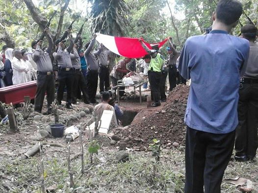You are currently viewing Proses Pemakaman Anggota Polisi